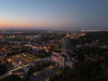 Sunset city-scape of St. Joseph's Oratory dome and Montreal skyline at dusk. g.の写真素材