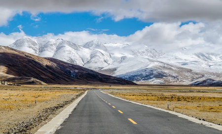The road on the Tibetan Plateauの写真素材