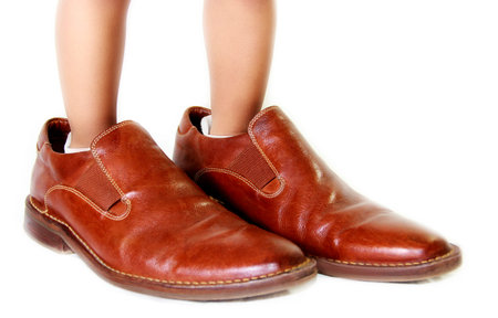 kid with dad´s shoes 