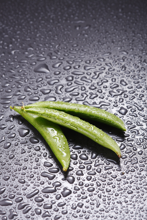 Close up of pea pod and peasの写真素材