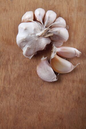 white garlic on the tableの写真素材