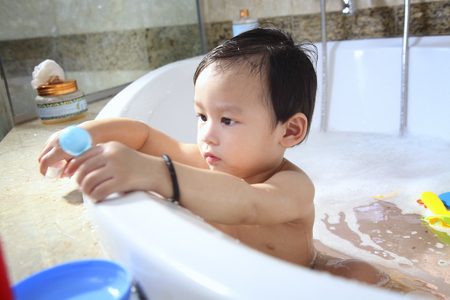 boy playing with toys in bathの写真素材