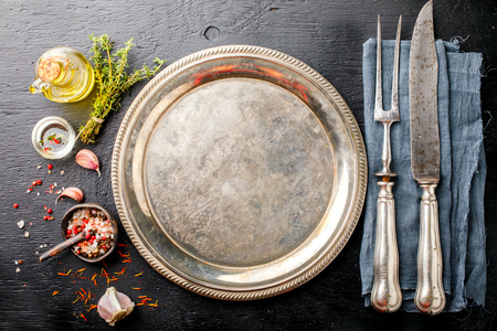  Frying Pan Cast Iron for grilling empty frying pan and meat fork on  dark wooden texture backgroundの写真素材