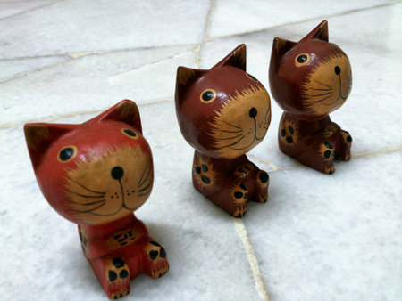 3 wooden kittens from different viewの素材