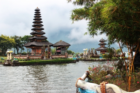 Misty landscape of Pura Ulun Danu Bratan Temple and Lake in Bedugul in Baliの写真素材