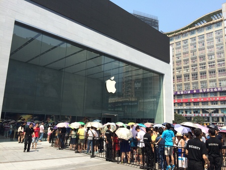 Crowd gathering outside of an Apple Storeのeditorial素材