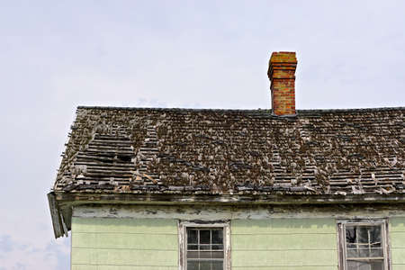 The weathered roof and chimney of an abandoned house on Tangier Island, in the Chesapeake Bay, Virginia.の写真素材
