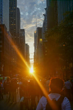 New York, New York: Crowds gather on 42nd Street to watch Manhattanhenge, when the setting sun aligns with the eastâwest streets of the main street grid in Manhattan, NYC.のeditorial素材
