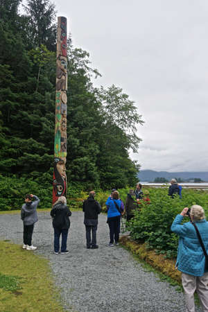 Sitka, Alaska, USA: A guide tells visitors about the history and symbolism of the Tsinglit totems at the Sitka National Historic Park.のeditorial素材