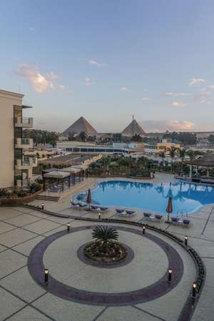 Giza, Egypt: View of the Khufu pyramid complex from the courtyard of a modern hotel.のeditorial素材