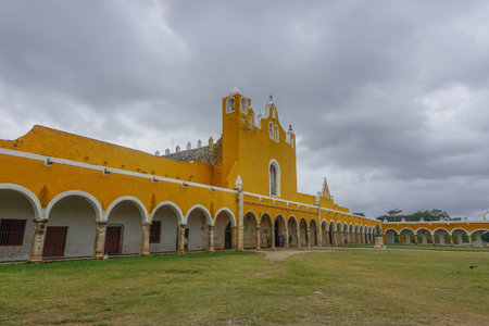 Izamal, YucatÃ¡n, Mexico: Franciscan Monastery and Convent of San Antonio de Padua, built in 1561. The courtyard is second in size only to that of the Vatican.のeditorial素材