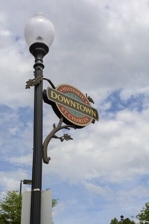 Saint Charles County, Missouri USA - 5 -25- 2019 - Old metal streetlamp with artistic sign showing the way to downtown St. Charles.のeditorial素材