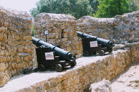 Medieval cannons and the fortress wall of Alanya Castle (Alanya, Turkey).のeditorial素材