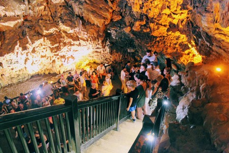 There are a lot of visitors in Damlatas Cave (Alanya, Turkey).のeditorial素材