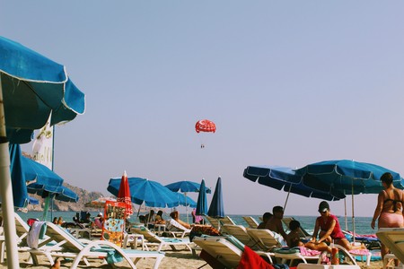 July, 2017 - People rest on deckchairs in the shade of beach umbrellas on Cleopatra Beach (Alanya, Turkey).のeditorial素材
