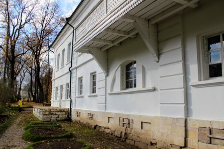 A snow-white house with a green roof in the estate of Count Leo Tolstoy in Yasnaya Polyana in October 2017.のeditorial素材