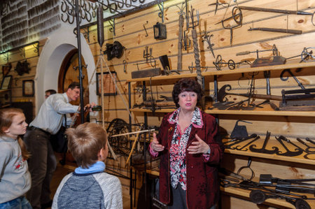Kolomna, Russia - January 03, 2017: Female-guide Blacksmith Settlement museum visitors amongのeditorial素材