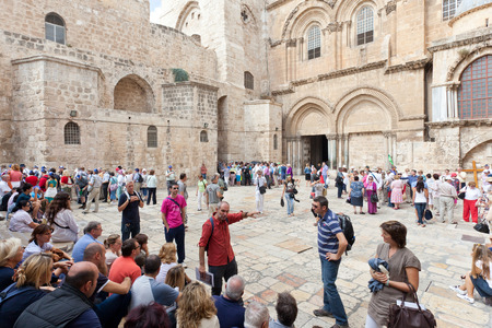 Group of tourists, sitting outside the Church of the holy Sepulchre during a guided tourのeditorial素材