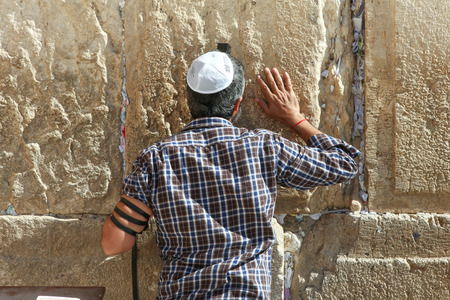 Man pray at the wailing wall, Jerusalem Israelのeditorial素材