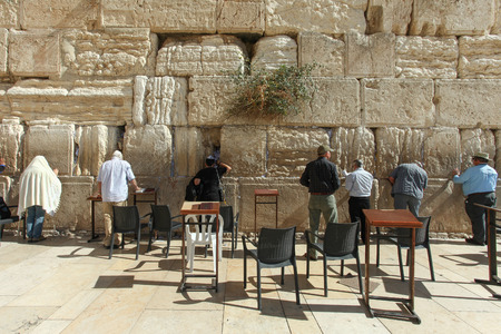 Orthodox Jewish man pray at the Wailing wallのeditorial素材