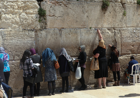 Women and tourists pray at the western wallのeditorial素材