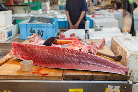 Fresh Tuna main cut by professional Japanese tuna handlers at Tsukiji fish and seafood market, right after the Tuna auction.のeditorial素材