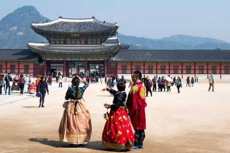 Locals and tourists at Gyeongbokgung palace, the main royal palace of the Joseon dynasty. Built in 1395, located in northern Seoul, South Koreaのeditorial素材
