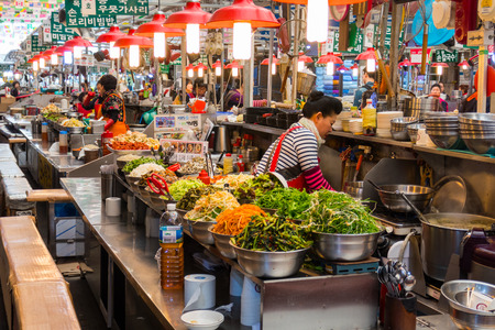 Locals and tourists at Noryangjin Fisheries Wholesale Market, an extensive farmers fish market in the neighborhood of Noryangjin-dong in Dongjak-gu, Seoul.のeditorial素材