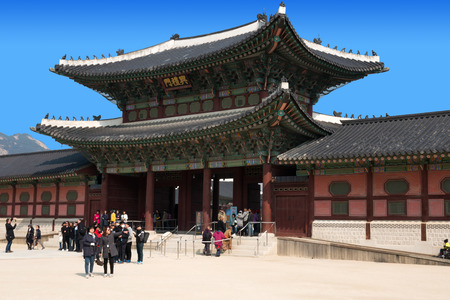 Locals and tourists at Gyeongbokgung palace, the main royal palace of the Joseon dynasty. Built in 1395, located in northern Seoul, South Koreaのeditorial素材