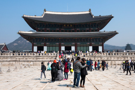 Locals and tourists at Gyeongbokgung palace, the main royal palace of the Joseon dynasty. Built in 1395, located in northern Seoul, South Koreaのeditorial素材