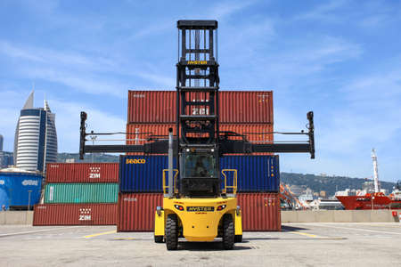 Hyster container handler lifting a Shipping Container.