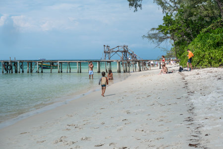 Tourists Relaxing on a Pristine Tropical Beach in Starfish beachのeditorial素材