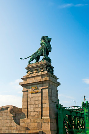 Lion sculpture on the Schemerlbrucke bridge over the dam Nyussdorf in Vienna, Austria. Architect - Rudolf Weyrのeditorial素材