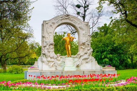 VIENNA, AUSTRIA - APRIL 23, 2016: Statue of Johann Strauss in Vienna Stadtparkのeditorial素材