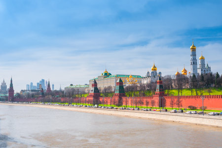 MOSCOW, RUSSIA- APRIL 23, 2018: View on Moscow river embankment and Kremlin wallのeditorial素材