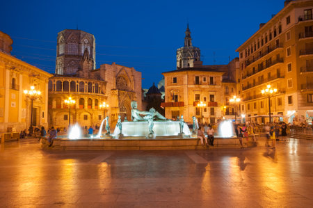 VALENCIA, SPAIN- JUNE 22, 2019: Square of Saint Mary's and fountain Rio Turia at night, Valencia, Spainのeditorial素材