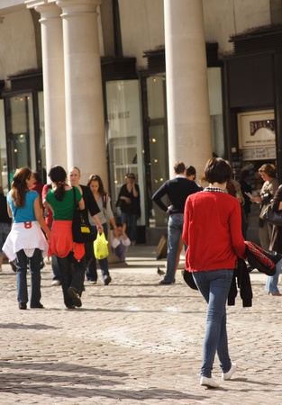 London, England - Shoppers at historic Covent Garden のeditorial素材