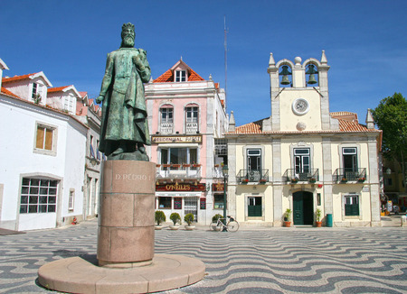 Cascais town square with a statue in the foreground, Cascais, Portugalのeditorial素材