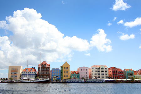 Foto de Waterfront of the Dutch Antilles town of Willemstad, with beautiful colorful buildings lining the waters edge, Curacao, Caribbean. - Imagen libre de derechos