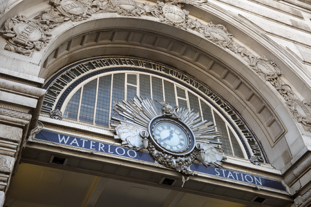 Entrance doorway sign to London Waterloo train station, England.のeditorial素材