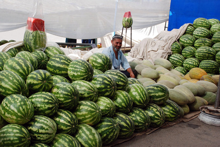 A man sells watermelons and melons. Uzbekistanのeditorial素材