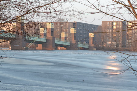  Bridge over the frozen and ice-covered riverの写真素材