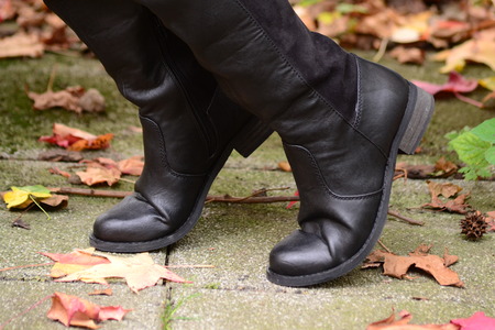 Women \ 's black boots with a small heel