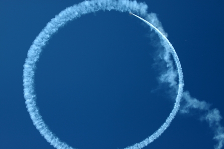an airplane draw a circle to the skyのeditorial素材