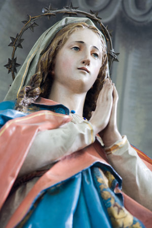 Closeup shot of sculpture of Mary praying.のeditorial素材