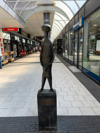 Twiggy sculpture at Schouwburg shopping promenade. Author Teun Jacob. Tilburg, North Brabant / Netherlands.のeditorial素材