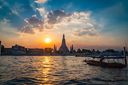 Wat Arun or Temple of Dawn at sunset. One of the most famous temple and tourists attraction in Bangkok, Thailandの写真素材