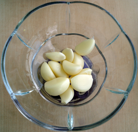 garlic cloves in a glassの写真素材