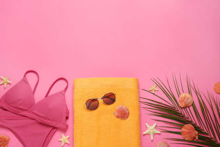 Flat lay composition with different beach objects on pink background, space for textの写真素材