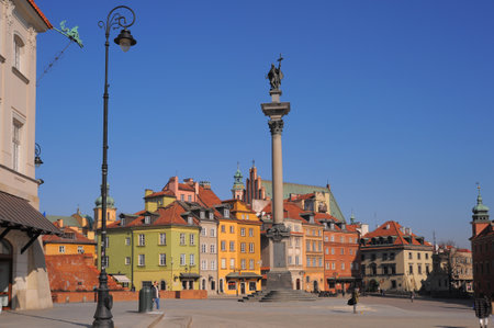 WARSAW, POLAND - MARCH 22, 2022: Beautiful view of Sigismund's Column in Old Town on sunny dayのeditorial素材